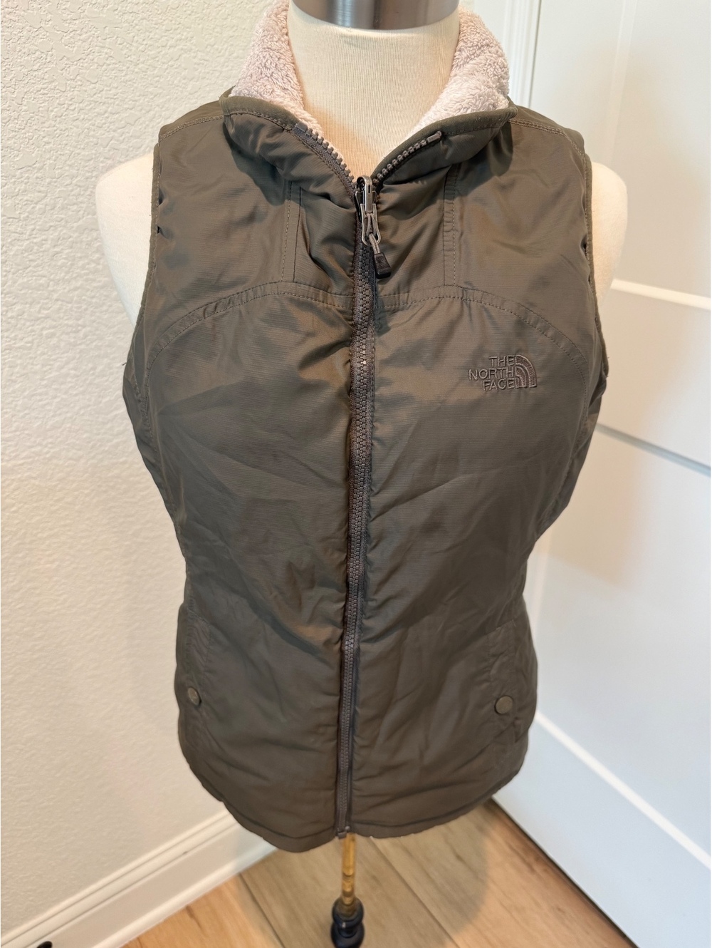 The North Face Mossbud Reversible Insulated Vest Army Green Cream Fleece Small